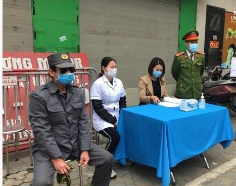Các tổ công tác tuyên truyền và xử phạt những trường hợp không đeo khẩu trang ra đường