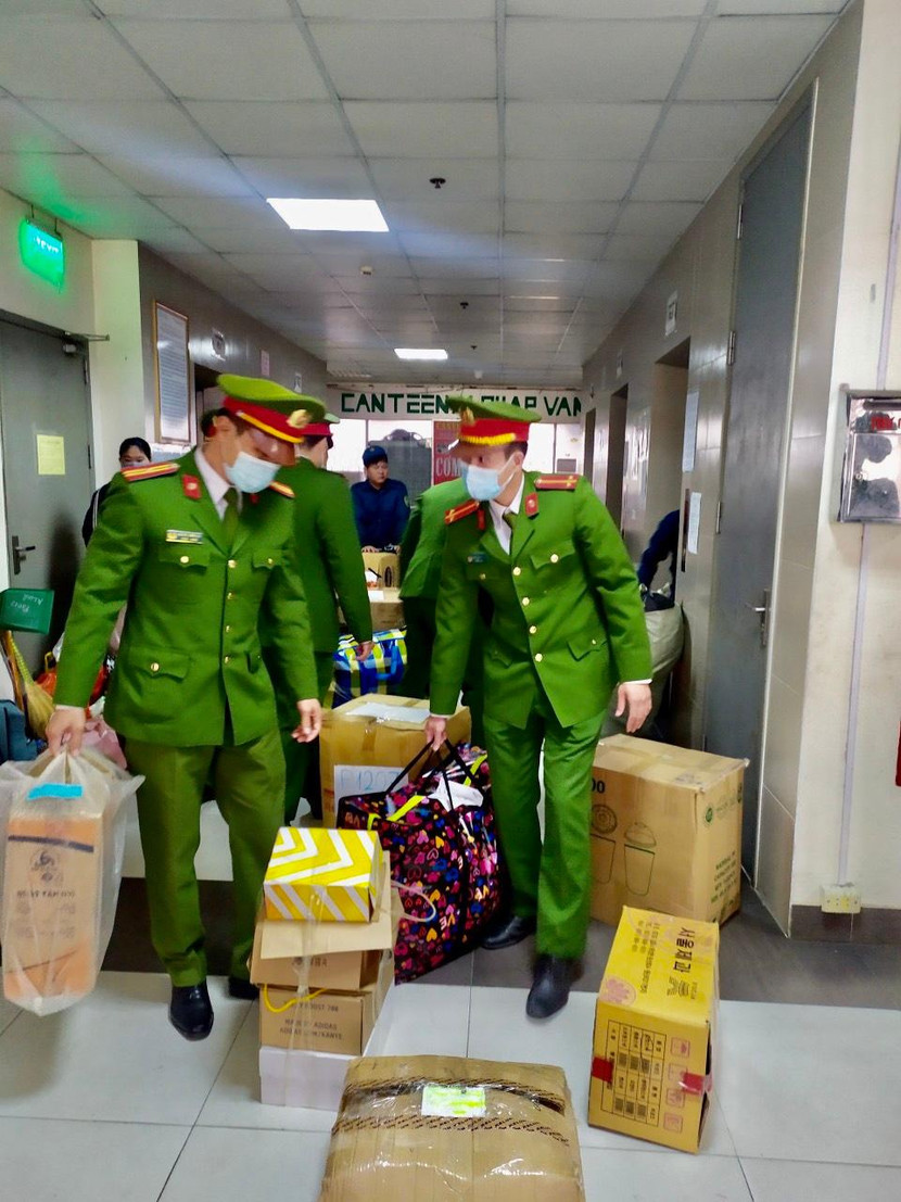 Hỗ trợ các bạn sinh viên chuyển đồ đạc ra khỏi Khu nhà ở Pháp Vân - Tứ Hiệp, phục vụ công tác cách ly