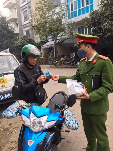 CAQ Hà Đông phát khẩu trang miễn phí tặng người dân CAQ Hà Đông phát khẩu trang miễn phí tặng người dân