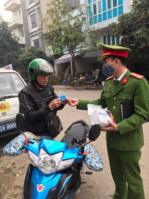 CAQ Hà Đông phát khẩu trang miễn phí tặng người dân