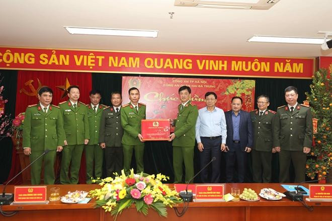 Thứ trưởng Nguyễn Duy Ngọc tặng quà Công an quận Hai Bà Trưng