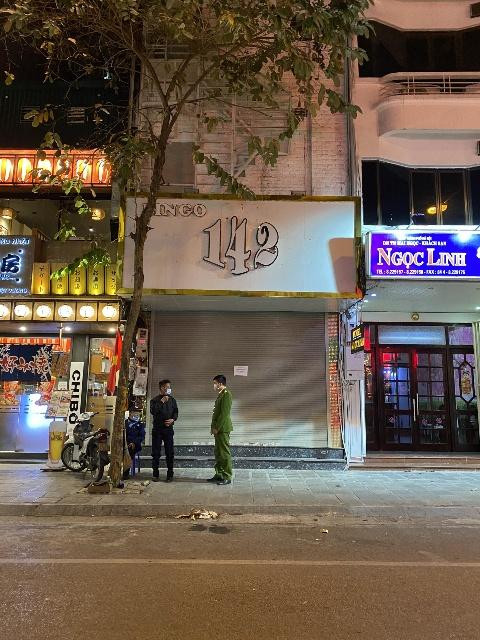 CAQ Hai Bà Trưng tuyên truyền đến người dân nội dung Nghị định 176/2013/NĐ-CP ngày 14-11-2013 của Chính phủ quy định xử phạt vi phạm hành chính trong lĩnh vực y tế, lỗi “Không thực hiện quyết định áp dụng biện pháp hạn chế tập trung đông người hoặc tạm đình chỉ hoạt động kinh doanh, dịch vụ tai nơi công cộng”; với mức phạt tiền 7,5 triệu đồng