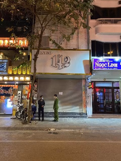 CAQ Hai Bà Trưng tuyên truyền đến người dân nội dung Nghị định 176/2013/NĐ-CP ngày 14-11-2013 của Chính phủ quy định xử phạt vi phạm hành chính trong lĩnh vực y tế, lỗi “Không thực hiện quyết định áp dụng biện pháp hạn chế tập trung đông người hoặc tạm đình chỉ hoạt động kinh doanh, dịch vụ tai nơi công cộng”; với mức phạt tiền 7,5 triệu đồng