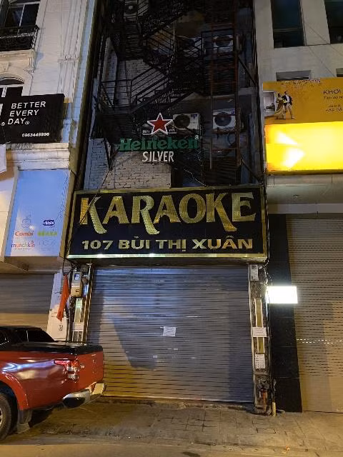 Thông báo "tạm dừng kinh doanh" được niêm yết ở quán karaoke này