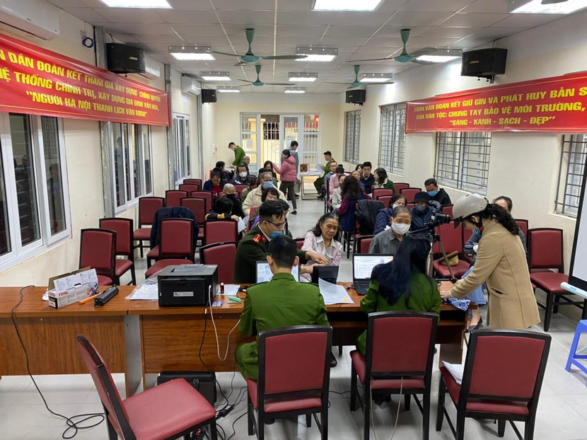 Công an phường Vĩnh Tuy phối hợp cùng Đội Quản lý hành chính CAQ Hai Bà Trưng tiến hành cấp căn cước lưu động phục vụ nhân dân