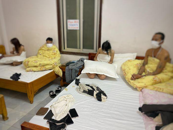Nhóm nam nữ mua bán dâm bị bắt quả tang Nhóm nam nữ mua bán dâm bị bắt quả tang