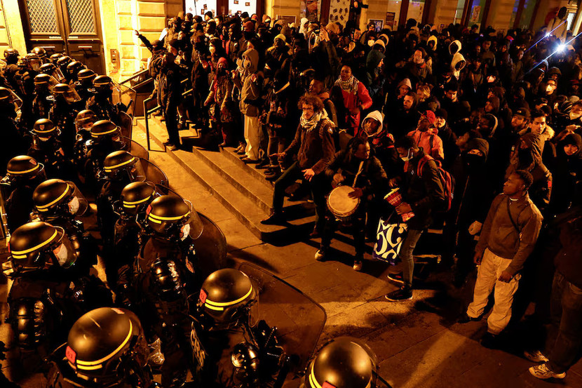 Người dân tụ tập phản đối cảnh sát trục xuất người di cư khỏi nhà hát Gaite Lyrique tại Paris sau hơn 3 tháng chiếm đóng Người dân tụ tập phản đối cảnh sát trục xuất người di cư khỏi nhà hát Gaite Lyrique tại Paris sau hơn 3 tháng chiếm đóng