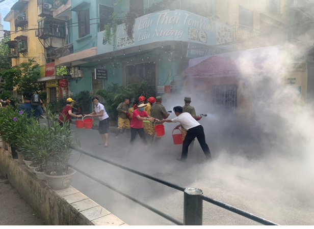 Người dân hỗ trợ lực lượng PCCC cơ sở thực tập phương án dập lửa