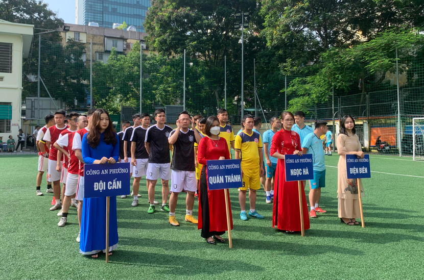 4 đội bóng tham dự giải gồm Công an các phường Điện Biên, Quán Thánh, Ngọc Hà và Đội Cấn 4 đội bóng tham dự giải gồm Công an các phường Điện Biên, Quán Thánh, Ngọc Hà và Đội Cấn