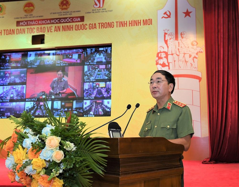 Thượng tướng, PGS.TS Trần Quốc Tỏ, Ủy viên Trung ương Đảng, Phó Bí thư Đảng ủy Công an Trung ương, Thứ trưởng Bộ Công an điều hành tham luận tại hội thảo