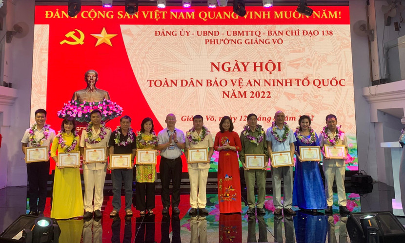 Nhiều tập thể, cá nhân phường Giảng Võ đã được Bộ Công an, UBND thành phố, Công an thành phố Hà Nội, UBND quận Ba Đình tặng Bằng khen, Giấy khen về thành tích xuất sắc đã đạt được trong phong trào “Toàn dân bảo vệ an ninh Tổ quốc”. Nhiều tập thể, cá nhân phường Giảng Võ đã được Bộ Công an, UBND thành phố, Công an thành phố Hà Nội, UBND quận Ba Đình tặng Bằng khen, Giấy khen về thành tích xuất sắc đã đạt được trong phong trào “Toàn dân bảo vệ an ninh Tổ quốc”.