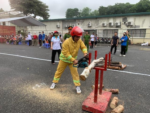 Tình huống xử lý khẩn cấp cắt phá chướng ngại vật để cứu hộ, cứu nạn...
