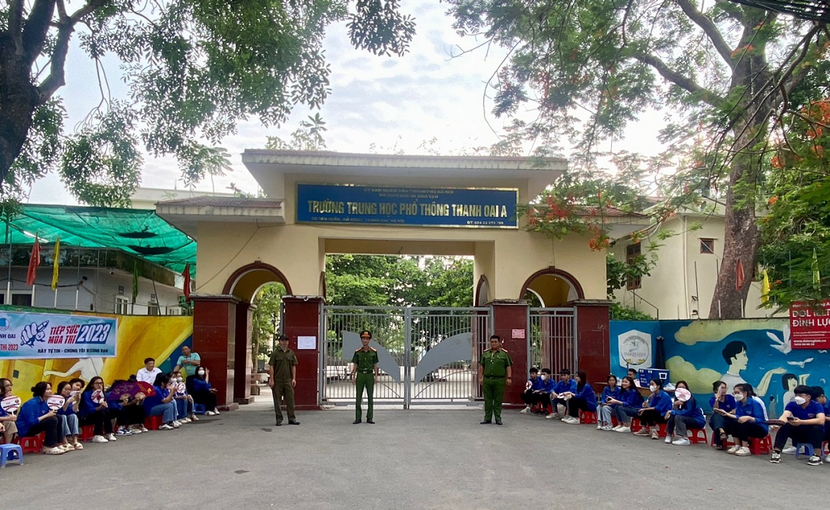 Công an Hà Nội hỗ trợ, tiếp sức thí sinh 'vượt vũ môn' ảnh 9