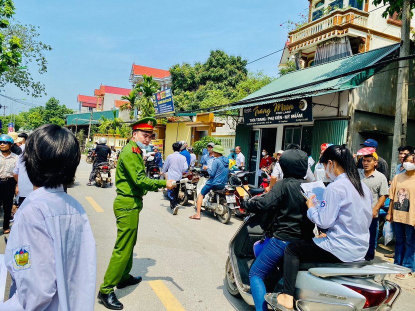 Công an Hà Nội hỗ trợ, tiếp sức thí sinh 'vượt vũ môn' ảnh 8