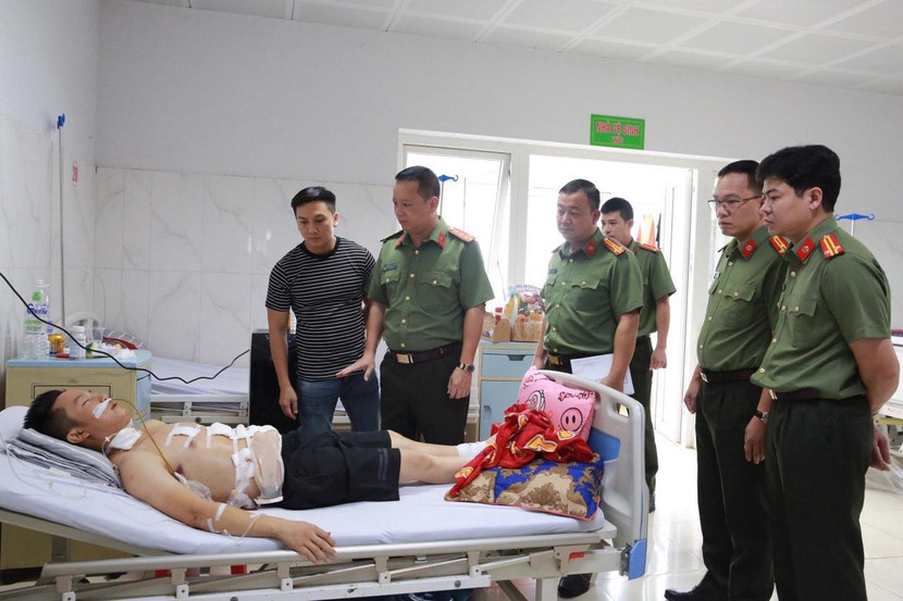 Đại tá Phạm Thanh Hùng và đoàn công tác CATP Hà Nội thăm hỏi, động viên, trao tặng Thượng úy Đàm Đình Bốp và Đại úy Lê Kiên Cường mỗi người 50 triệu đồng Đại tá Phạm Thanh Hùng và đoàn công tác CATP Hà Nội thăm hỏi, động viên, trao tặng Thượng úy Đàm Đình Bốp và Đại úy Lê Kiên Cường mỗi người 50 triệu đồng