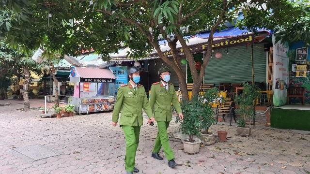 Tổ công tác CAQ Nam Từ Liêm đi bộ, nhắc nhở các hộ kinh doanh cà phê, ăn uống đường phố tạm ngừng hoạt động Tổ công tác CAQ Nam Từ Liêm đi bộ, nhắc nhở các hộ kinh doanh cà phê, ăn uống đường phố tạm ngừng hoạt động