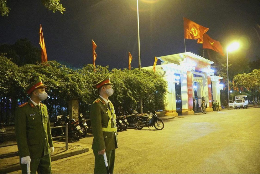 Một chốt trực trước cổng Công viên Thống Nhất, quận Hai Bà Trưng