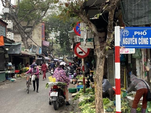 Tuy nhiên, vẫn còn những băn khoăn đối với hoạt động của các chợ dân sinh trong thời điểm hiện nay Tuy nhiên, vẫn còn những băn khoăn đối với hoạt động của các chợ dân sinh trong thời điểm hiện nay