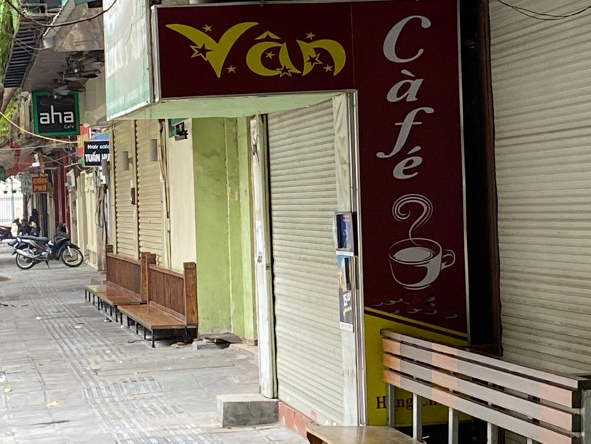 "Phố cà phê" Hàng Chuối, phường Phạm Đình Hổ, quận Hai Bà Trưng, cũng im lìm trong buổi sáng 16-2 "Phố cà phê" Hàng Chuối, phường Phạm Đình Hổ, quận Hai Bà Trưng, cũng im lìm trong buổi sáng 16-2