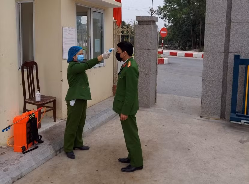 Kiểm tra thân nhiệt đối với cán bộ, chiến sỹ...