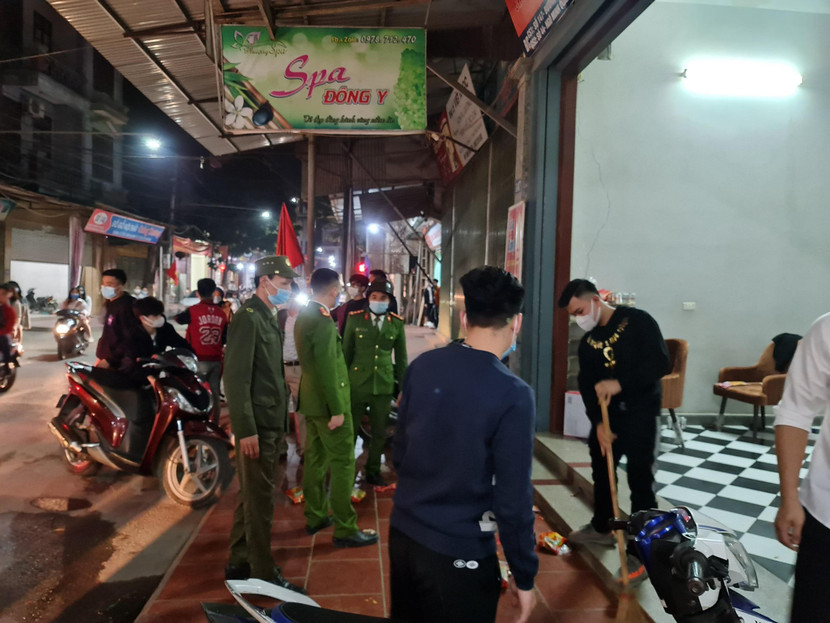 Công an xã Hữu Bằng, huyện Thạch Thất nhắc nhở hàng quán không bán quá khuya, tránh tụ tập đông người