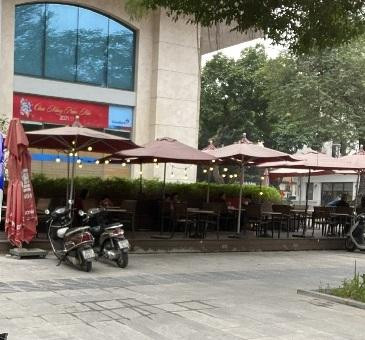 Cùng trên phố Lý Thường Kiệt, quận Hoàn Kiếm, quán cà phê này vẫn đón khách Cùng trên phố Lý Thường Kiệt, quận Hoàn Kiếm, quán cà phê này vẫn đón khách