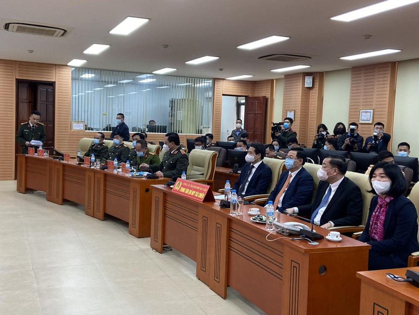 Bí thư Thành ủy Vương Đình Huệ cùng các đồng chí lãnh đạo nghe báo cáo về hoạt động của Trung tâm Thông tin chỉ huy CATP