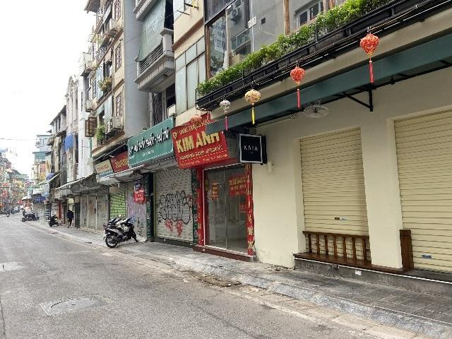 Dãy phố ăn uống trên phố Đinh Liệt, quận Hoàn Kiếm đóng cửa trong buổi sáng 16-2 Dãy phố ăn uống trên phố Đinh Liệt, quận Hoàn Kiếm đóng cửa trong buổi sáng 16-2