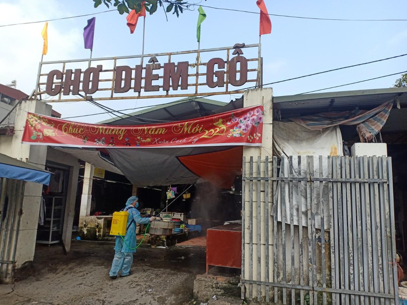 Nhân viên y tế phun khử khuẩn tại chợ Diêm Gỗ, phường Đức Giang