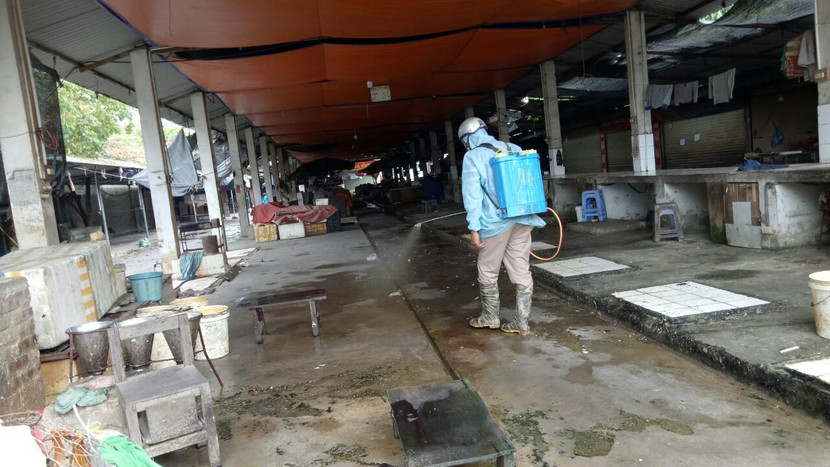 Toàn bộ khuôn viên chợ đều được phun kháng chất trước ngày "mở chợ" trở lại