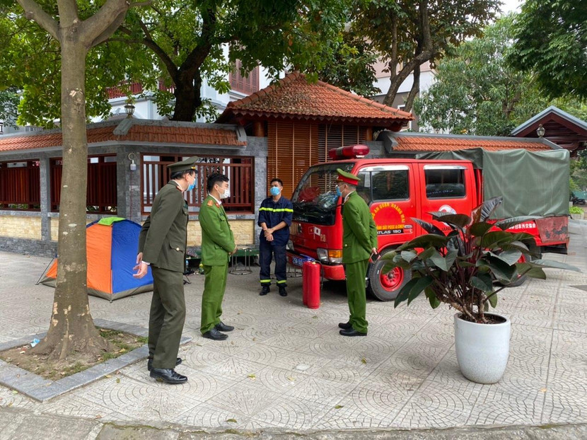 Chỉ huy CAQ Hoàng Mai nghe báo cáo và chỉ đạo về công tác PCCC tại các địa bàn dân cư Chỉ huy CAQ Hoàng Mai nghe báo cáo và chỉ đạo về công tác PCCC tại các địa bàn dân cư