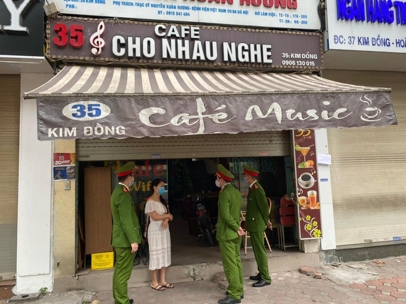 CAQ Hoàng Mai tuyên truyền, nhắc nhở hộ kinh doanh cà phê tạm dừng hoạt động để phòng chống dịch bệnh (ảnh chụp chiều 16-2) CAQ Hoàng Mai tuyên truyền, nhắc nhở hộ kinh doanh cà phê tạm dừng hoạt động để phòng chống dịch bệnh (ảnh chụp chiều 16-2)
