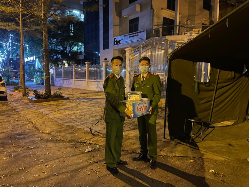 Chiến sỹ CAP Hoàng Liệt, quận Hoàng Mai động viên nhau trước khi bàn giao ca trực