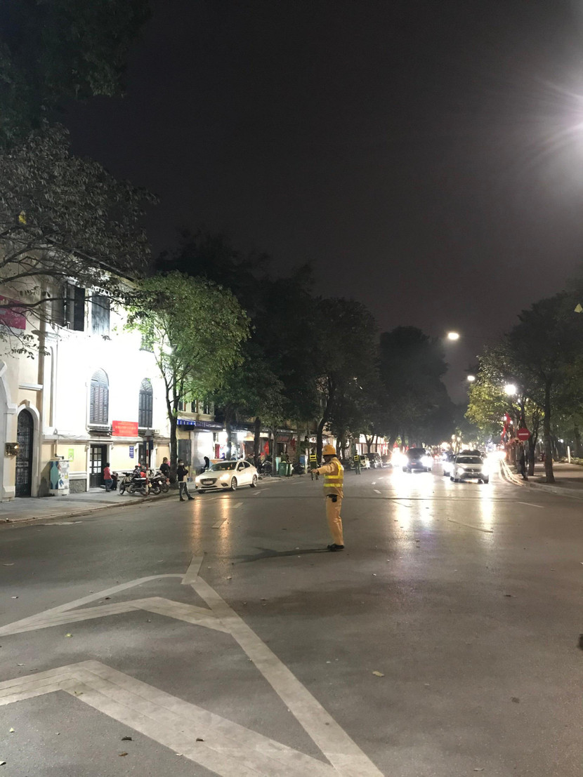 Khu vực hồ Hoàn Kiếm khá vắng vẻ trước thời khắc chuyển giao năm mới