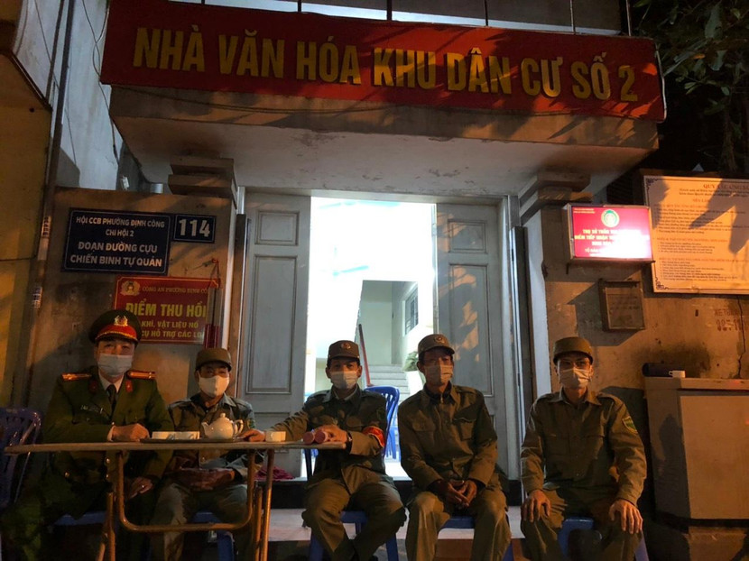 Công an và cán bộ cơ sở phường Định Công, quận Hoàng Mai trước phiên tuần tra