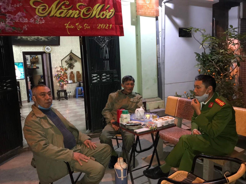 Chỉ huy CAP Đồng Nhân, quận Hai Bà Trưng trao đổi với cán bộ cơ sở