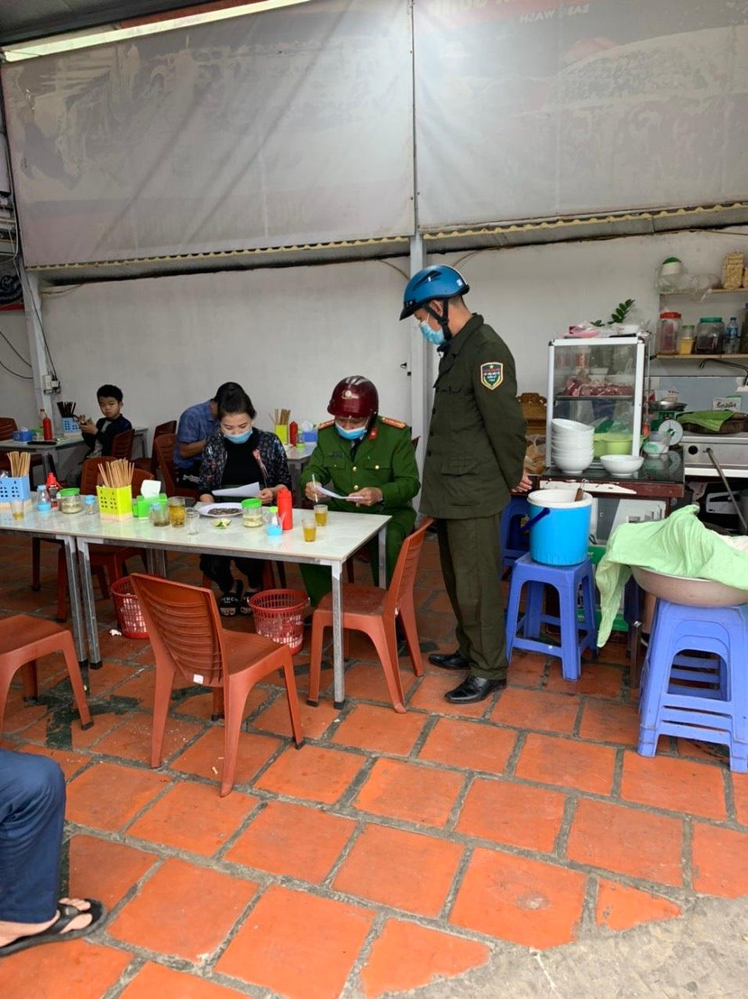 CAQ Long Biên tuyên truyền người dân chấp hành nghiêm yêu cầu phòng chống dịch bệnh Covid-19