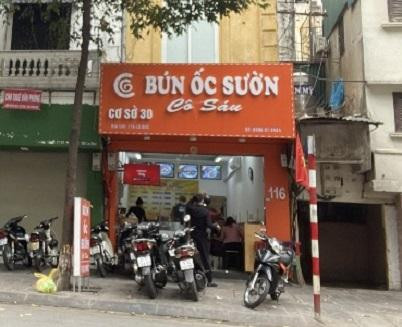Một quán ăn trên phố Lò Đúc phục vụ khách trong nhà Một quán ăn trên phố Lò Đúc phục vụ khách trong nhà