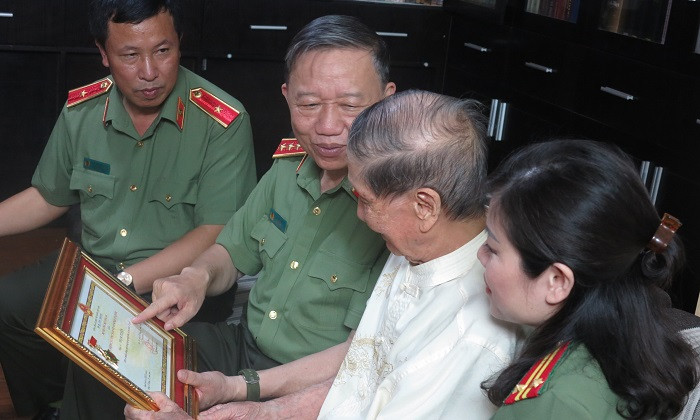 Bộ trưởng Tô Lâm trò chuyện với nhạc sỹ Phạm Tuyên