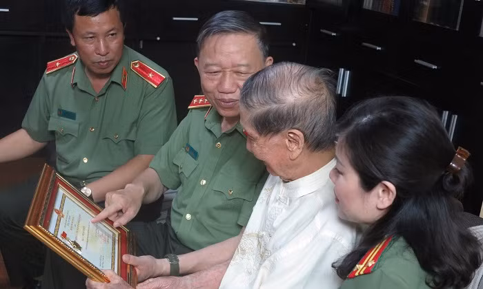 Bộ trưởng Tô Lâm trò chuyện với nhạc sỹ Phạm Tuyên