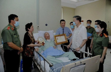 Bộ trưởng Tô Lâm thăm hỏi sức khỏe và trân trọng trao tặng Kỷ niệm chương của Bộ Công an đến nhạc sỹ Trọng Bằng