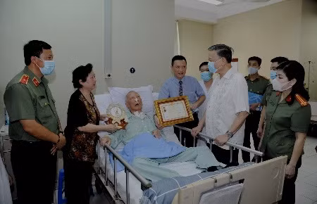 Bộ trưởng Tô Lâm thăm hỏi sức khỏe và trân trọng trao tặng Kỷ niệm chương của Bộ Công an đến nhạc sỹ Trọng Bằng