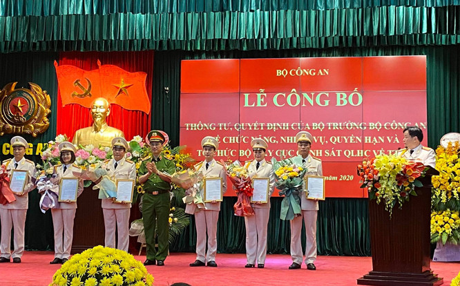 Thiếu tướng Nguyễn Duy Ngọc trao quyết định về chức năng, nhiệm vụ, quyền hạn và tổ chức bộ máy của Cục Cảnh sát Quản lý hành chính về trật tự xã hội