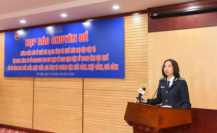 Bà Nguyễn Thị Khánh Huyền thông tin tại buổi họp báo