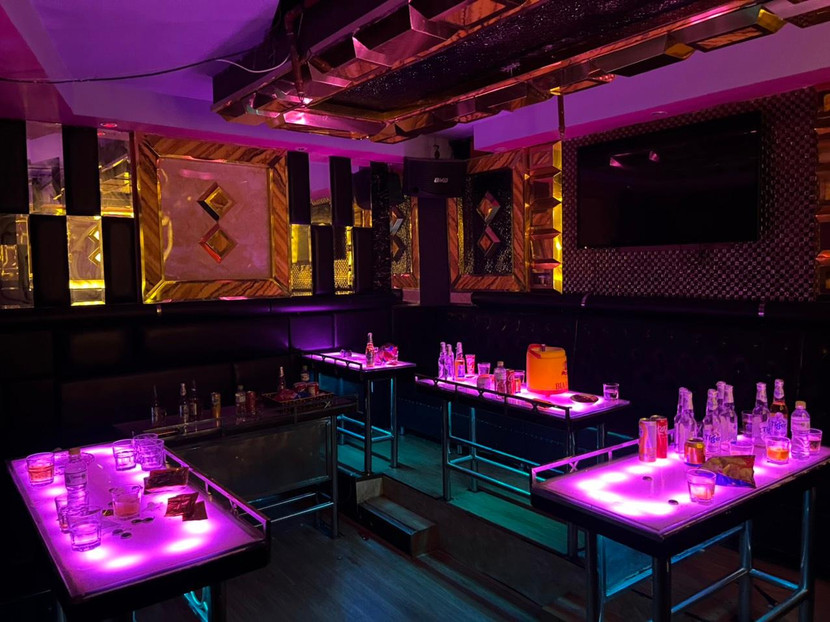 Phòng hát trong quán