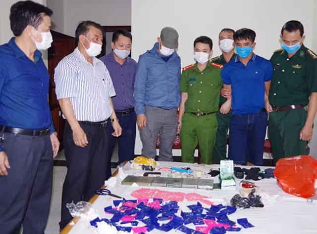 Đối tượng Đặng Quốc Hùng bị bắt giữ cùng tang vật