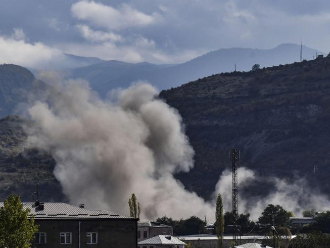 Khói bốc lên tại TP Stepankert - thủ phủ của Cộng hòa tự xưng Artsakh
