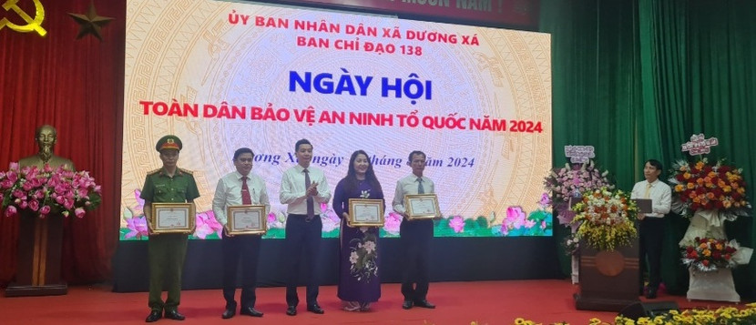 Đồng chí Nguyễn Việt Hà –Thành ủy viên, Bí thư huyện ủy trao khen các tập thể, cá nhân của xã Dương Xá lập thành tích trong phong trào giữ gìn ANTT