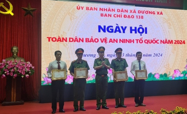 Thiếu tướng Nguyễn Hồng Ky - Phó Giám đốc CATP trao khen các tập thể, cá nhân của xã Dương Xá lập thành tích trong phong trào giữ gìn ANTT