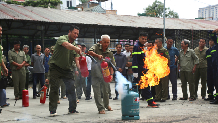 Các học viên thực hành kỹ năng dập lửa Các học viên thực hành kỹ năng dập lửa
